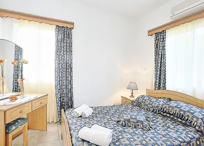 Lemon Grove Ena Vila Argaka